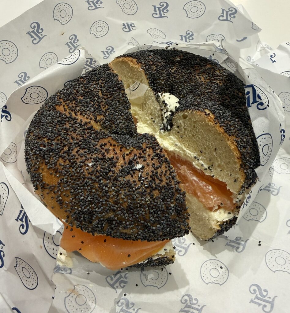 בייגל סלמון וגבינה ב-It's Bagels פרימרוז היל